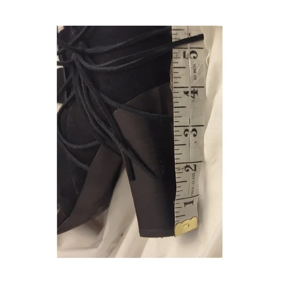 GUESS BLACK WOMENS CHUNKY SUEDE STRAPY HEELS SIZE 8M W/TASSELS - Picture 4 of 4